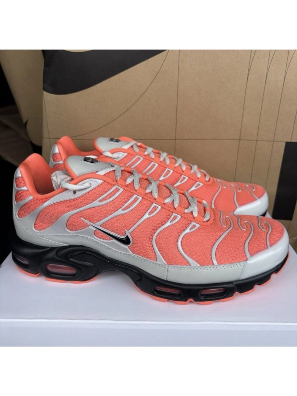NEW Nike Air Max Plus Coral White Black HF0665 900 Men Size 10.5, Women 12
